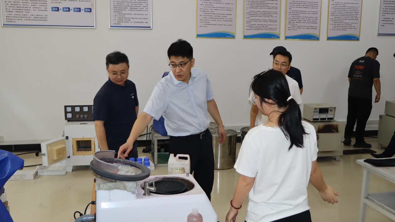 一些人在厨房里AI 生成的内容可能不正确。